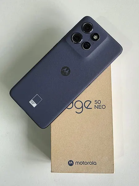 Motorola Edge 50 Neo PANTONE Grisaille 12Go + 512Go