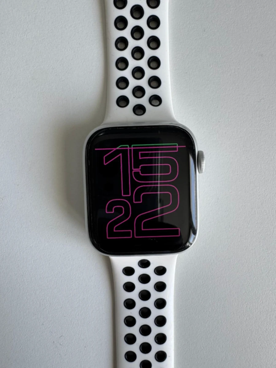 Apple Watch SE 2e génération 44mm gris
