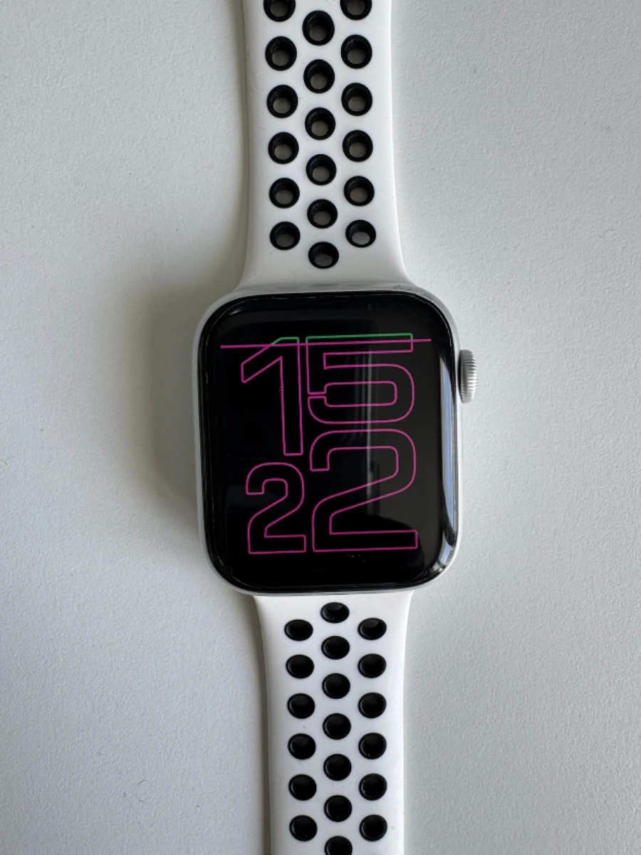 Apple Watch SE 2e génération 44mm gris